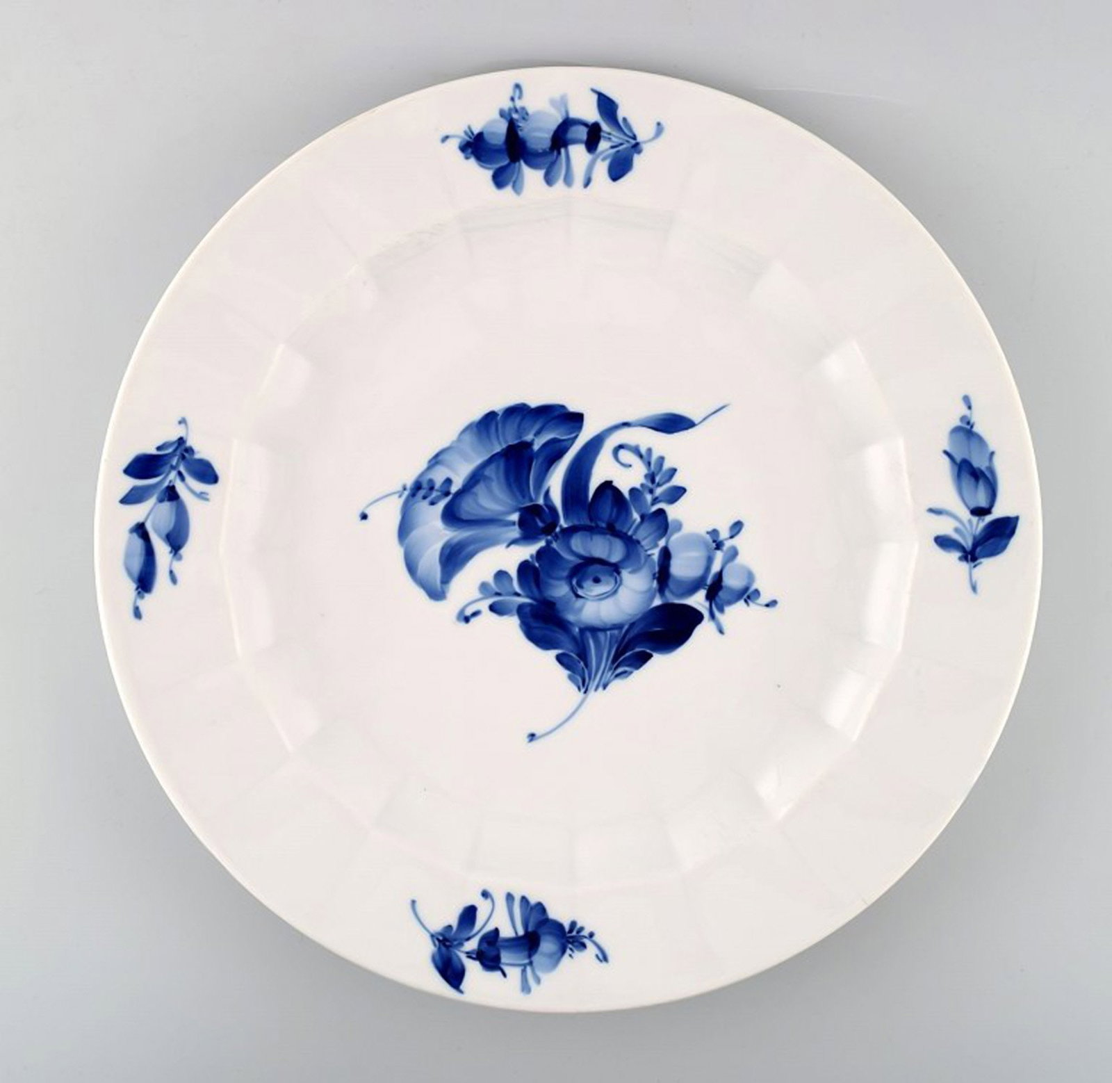 Royal Copenhagen Blue Flower Angular, round serving dish. Decoration Number 10/8543. (1 of 3)