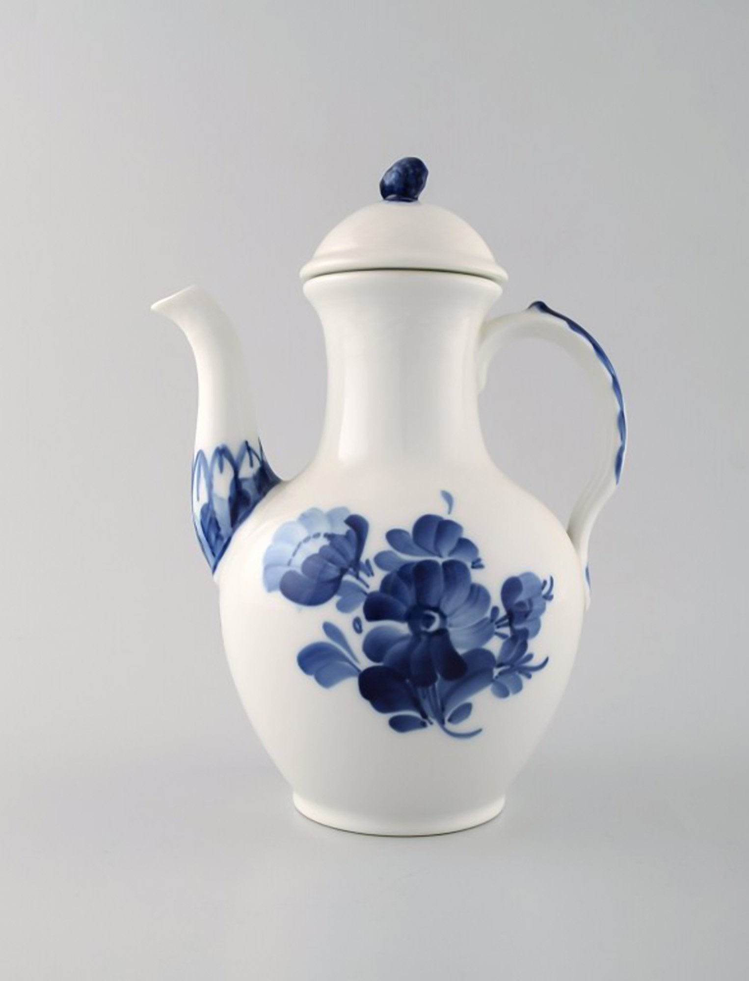 Royal Copenhagen Blue Flower Braided 10/8034 coffee pot.: Title: Royal Copenhagen Blue Flower Braided 10/8034 coffee pot. Description: Royal Copenhagen Blue Flower Braided 10/8034 coffee pot. Measures: 21.5 x 17 cm. In perfect condition. 1st factory
