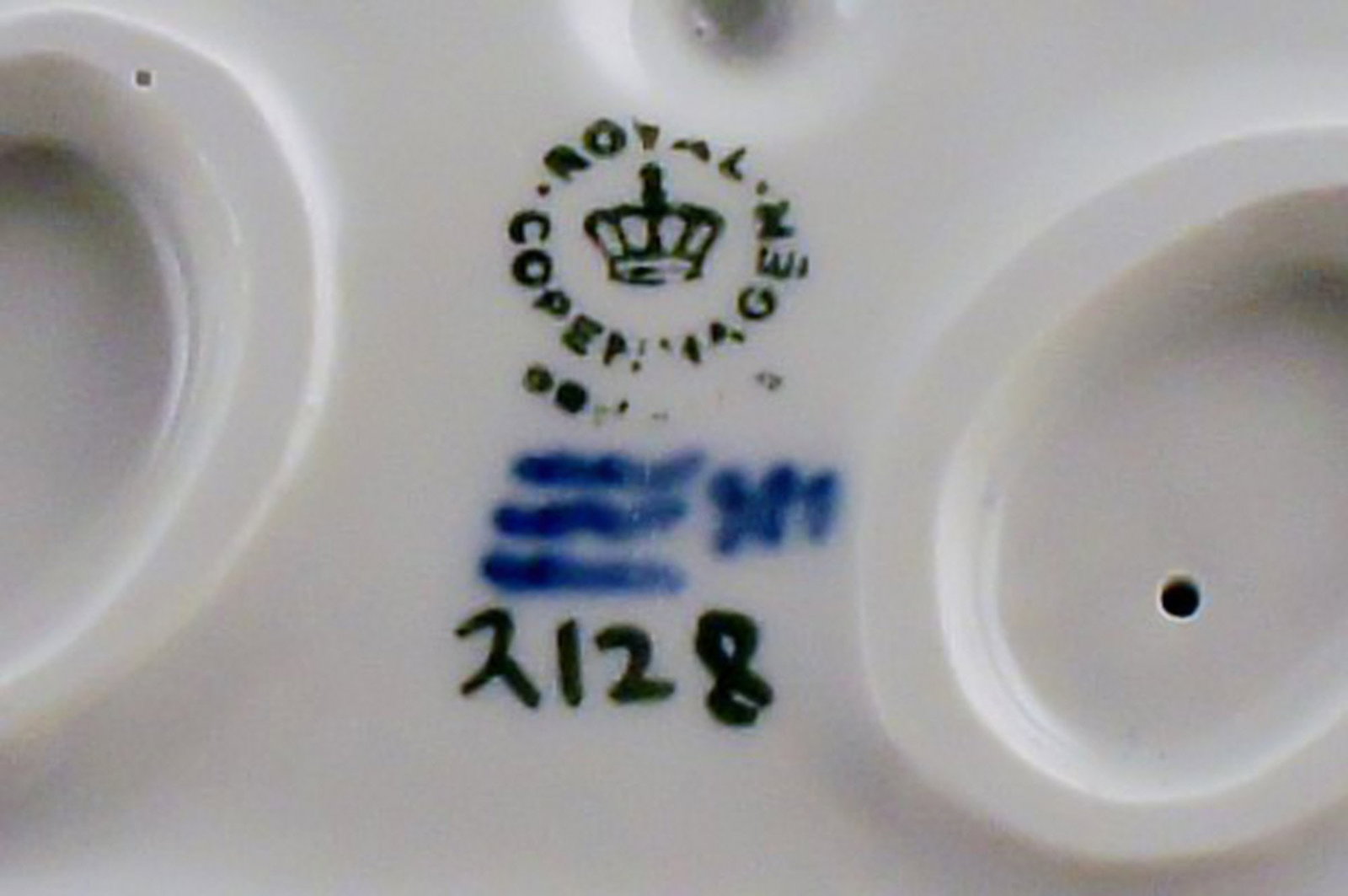 Royal Copenhagen figurine of two ducks. - 6