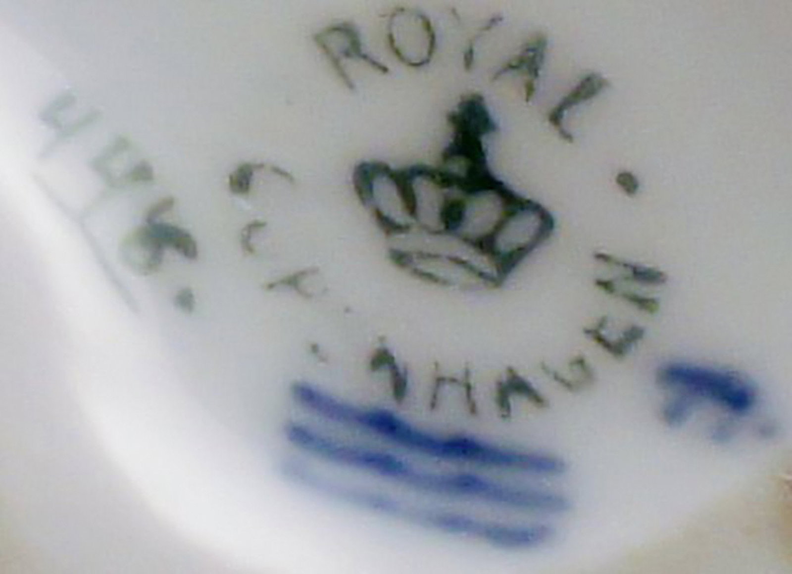 Rare Royal Copenhagen Pekingese puppy. Number 448. - 4