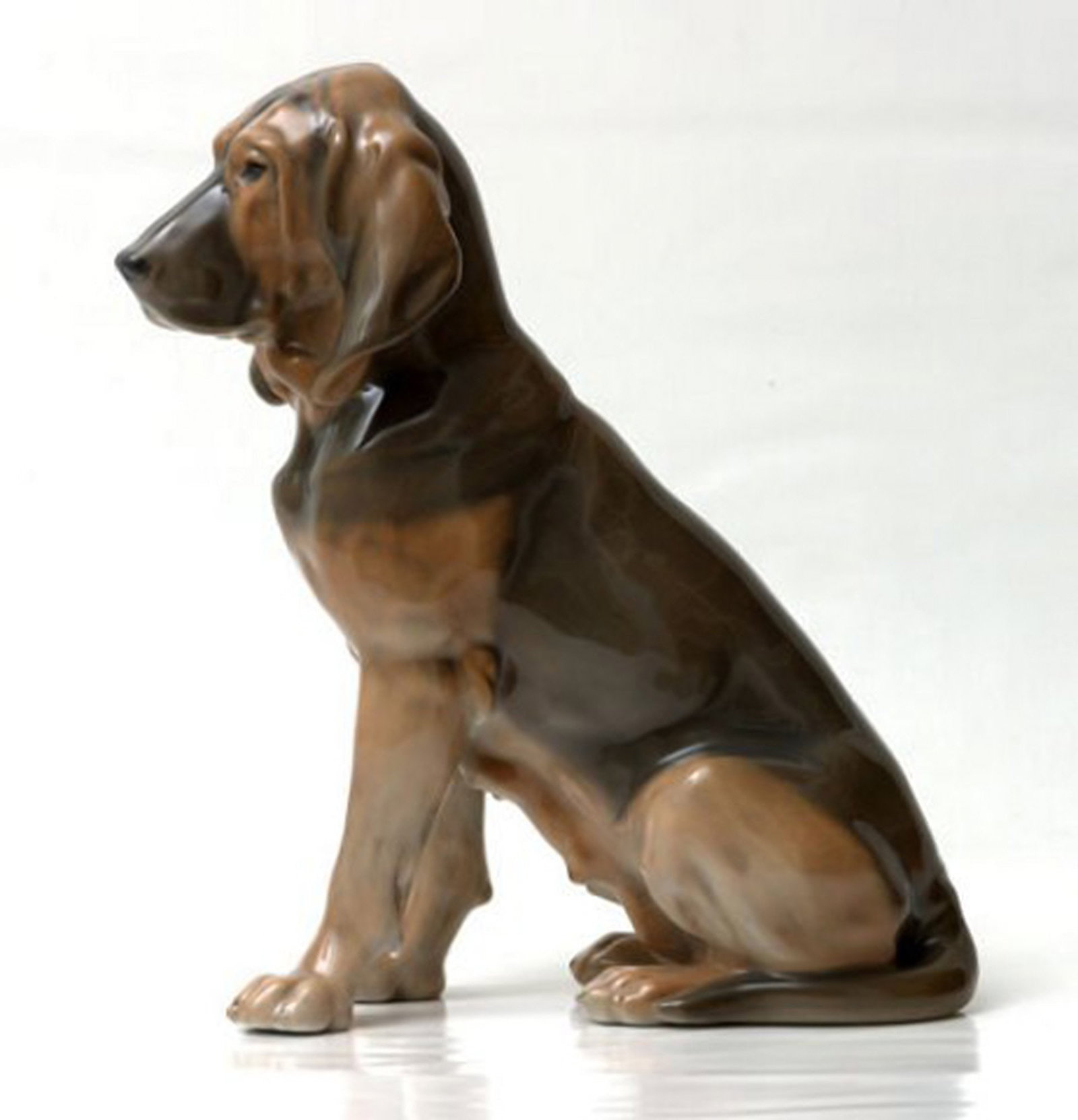 Royal Copenhagen Porcelain Figurine Female Bloodhound 1322. - 2