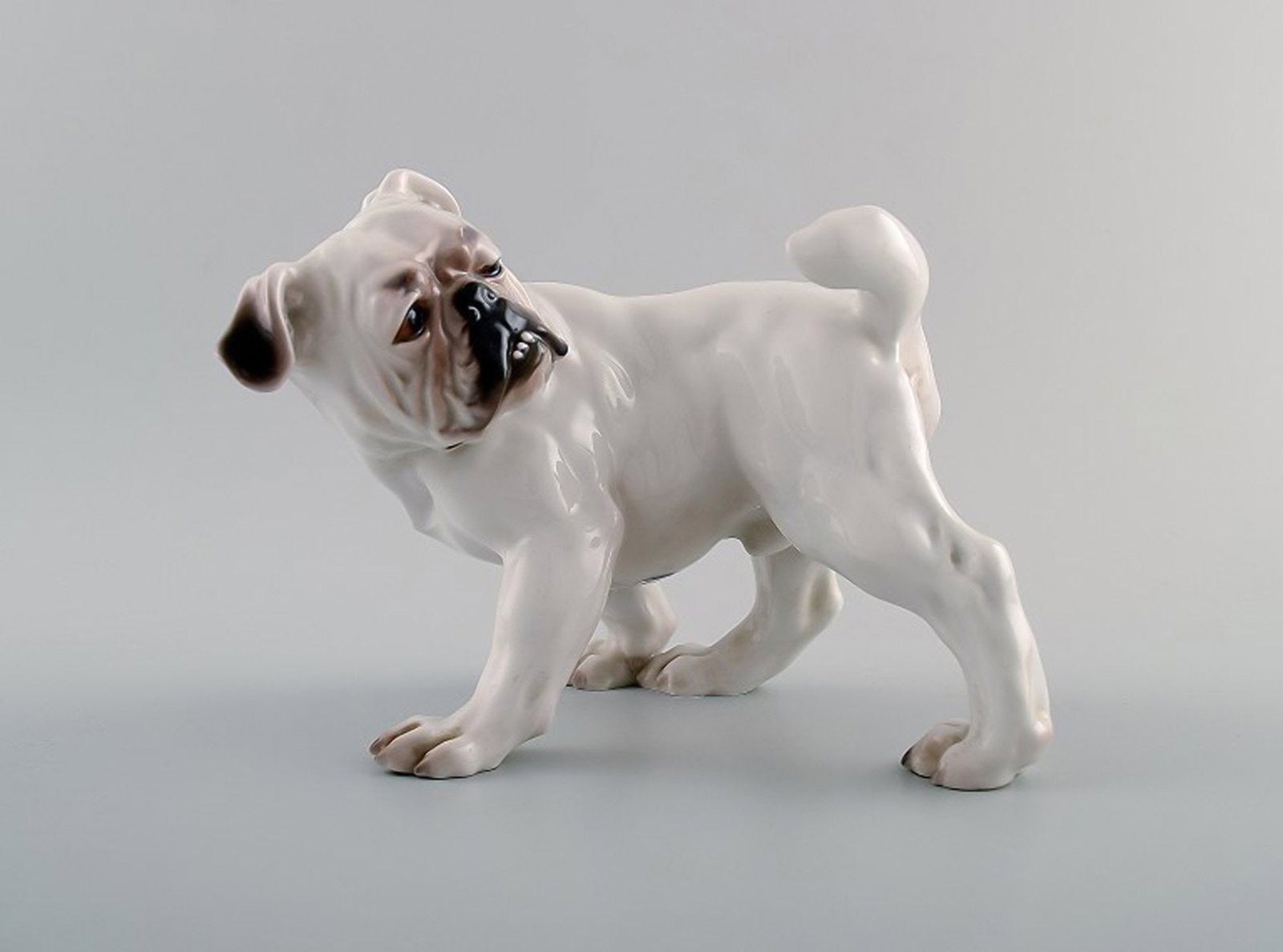 Bing & Grondahl dog B&G, number 1992, English Bulldog.: Title: Bing & Grondahl dog B&G, number 1992, English Bulldog. Description: Bing & Grondahl dog B&G, number 1992, English Bulldog. Measures 14 cm. 1st. factory quality. In perfect condition. Brand: Bin