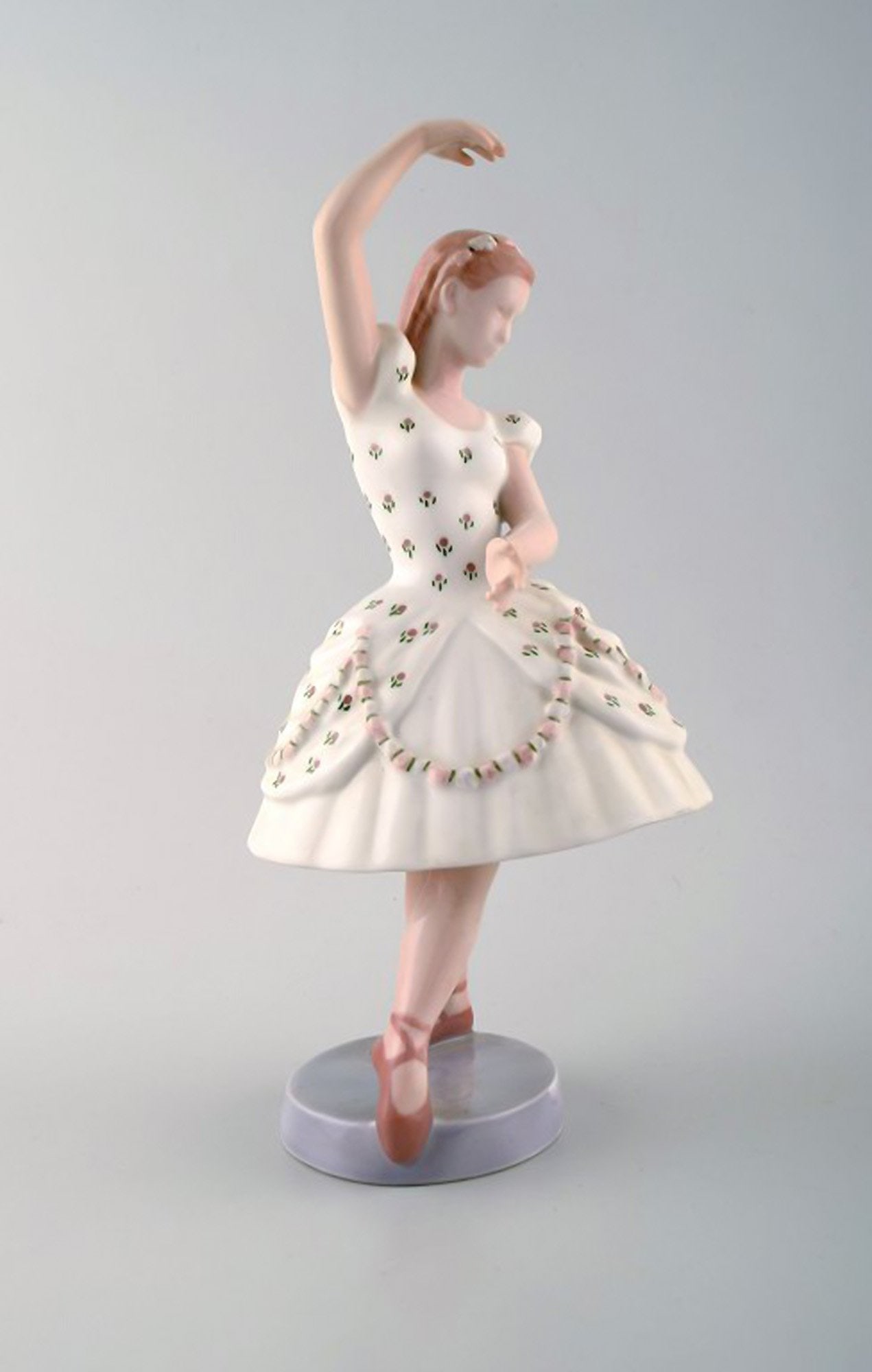 B & G / Bing & Grondahl - Columbine porcelain figurine - number 2355.: Title: B & G / Bing & Grondahl - Columbine porcelain figurine - number 2355. Description: B & G / Bing & Grondahl - Columbine porcelain figurine - number 2355. 1st. factory quality. Height 24.5 cm. In