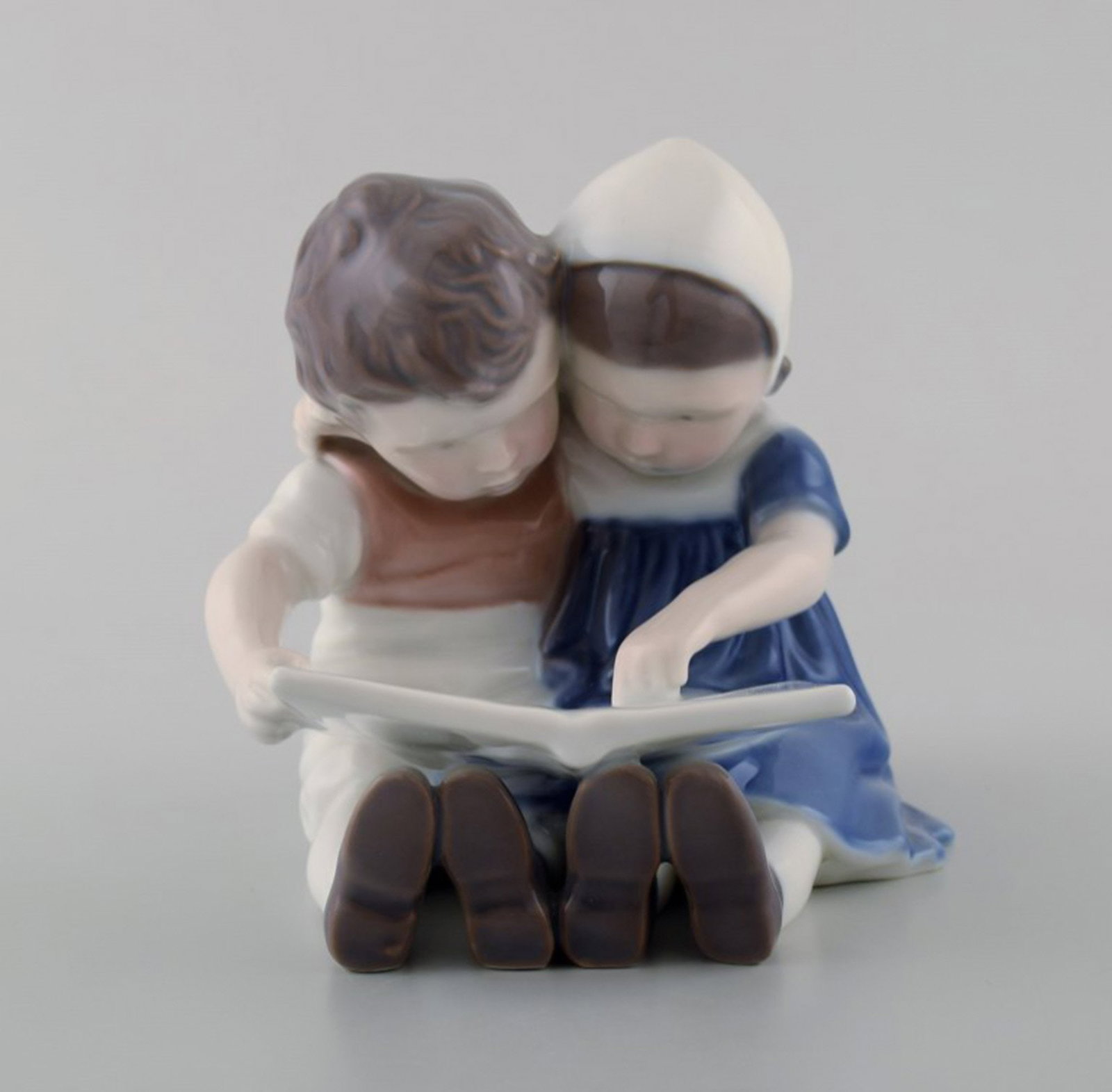 B & G / Bing & Grondahl - Reading children - number 1567.: Title: B & G / Bing & Grondahl - Reading children - number 1567. Description: B & G / Bing & Grondahl - Reading children - number 1567. 2nd factory quality. Measures: 10 cm x 10 cm In perfect