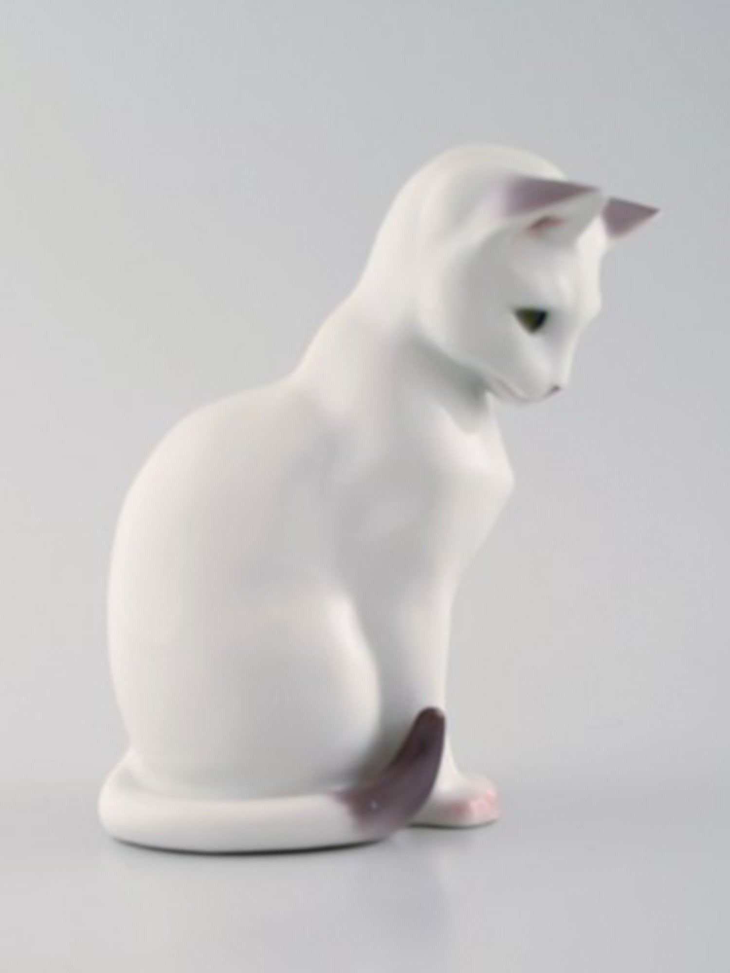 B & G / Bing & Grondahl - Sitting cat - number 2476. - 2