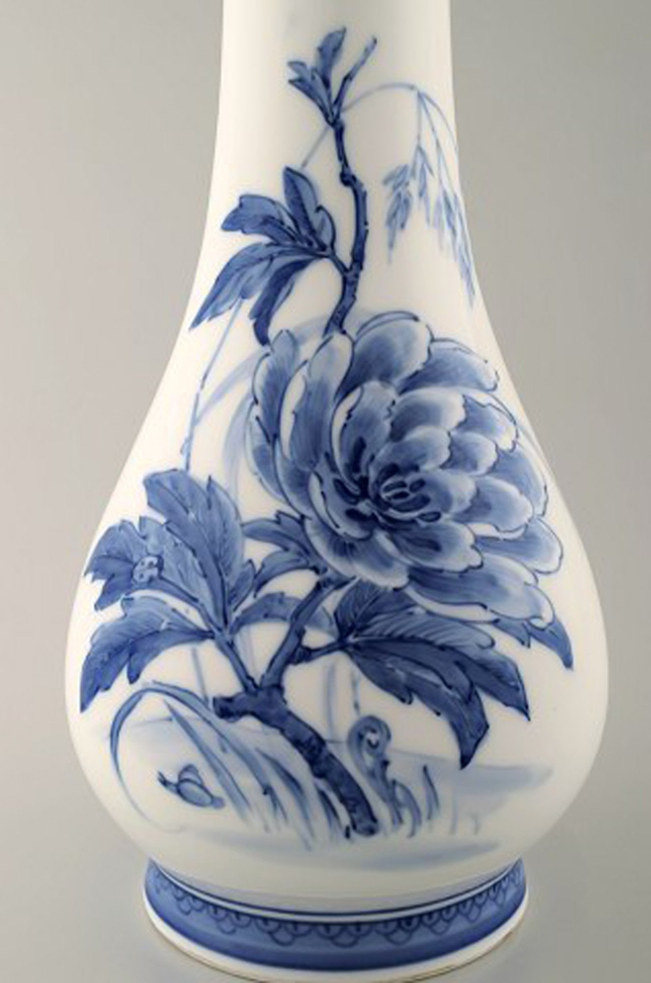 Oluf Jensen for Royal Copenhagen. Large unique porcelain vase with slim neck. Hand-painted with - 3