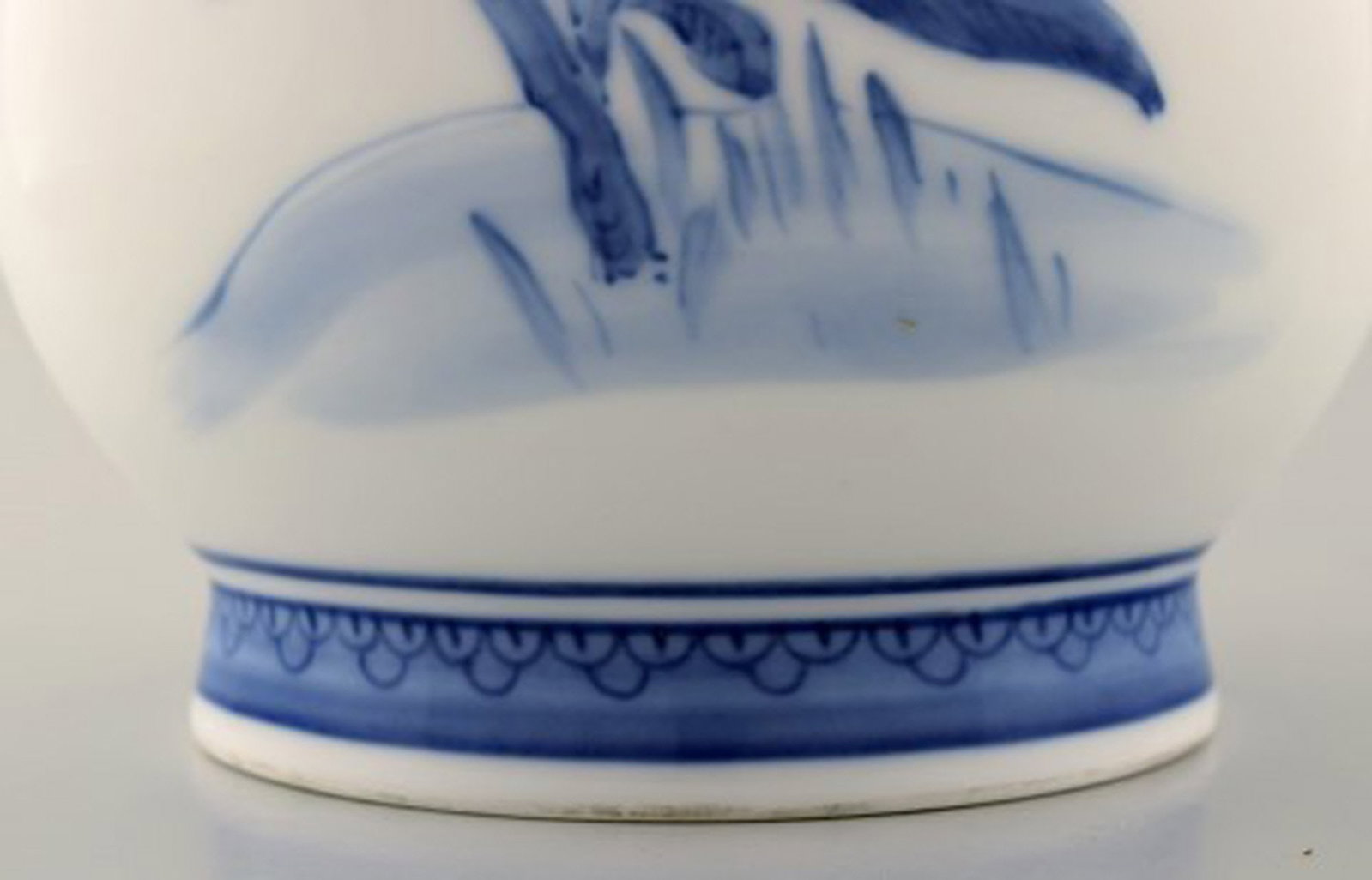 Oluf Jensen for Royal Copenhagen. Large unique porcelain vase with slim neck. Hand-painted with - 5
