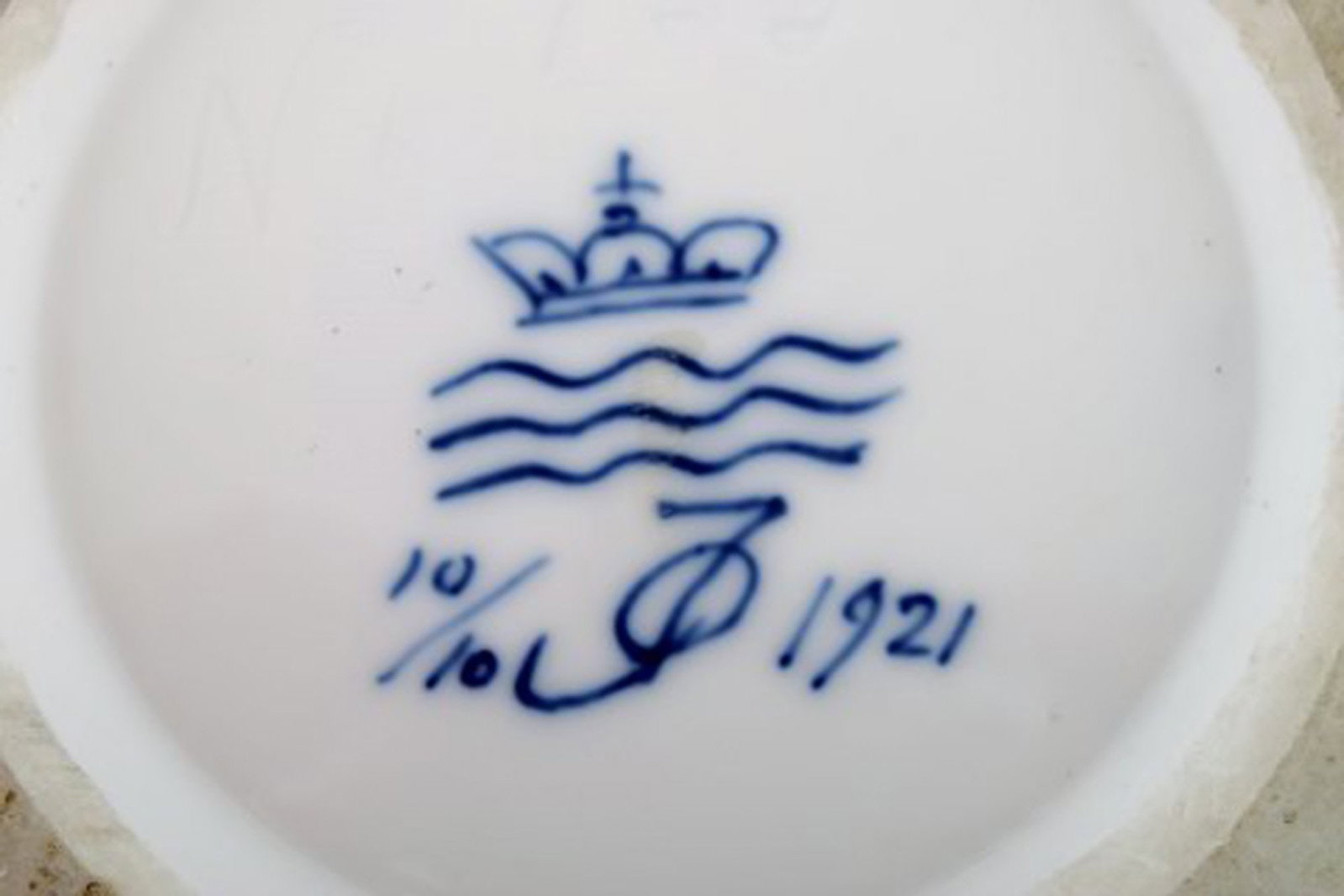 Oluf Jensen for Royal Copenhagen. Large unique porcelain vase with slim neck. Hand-painted with - 6