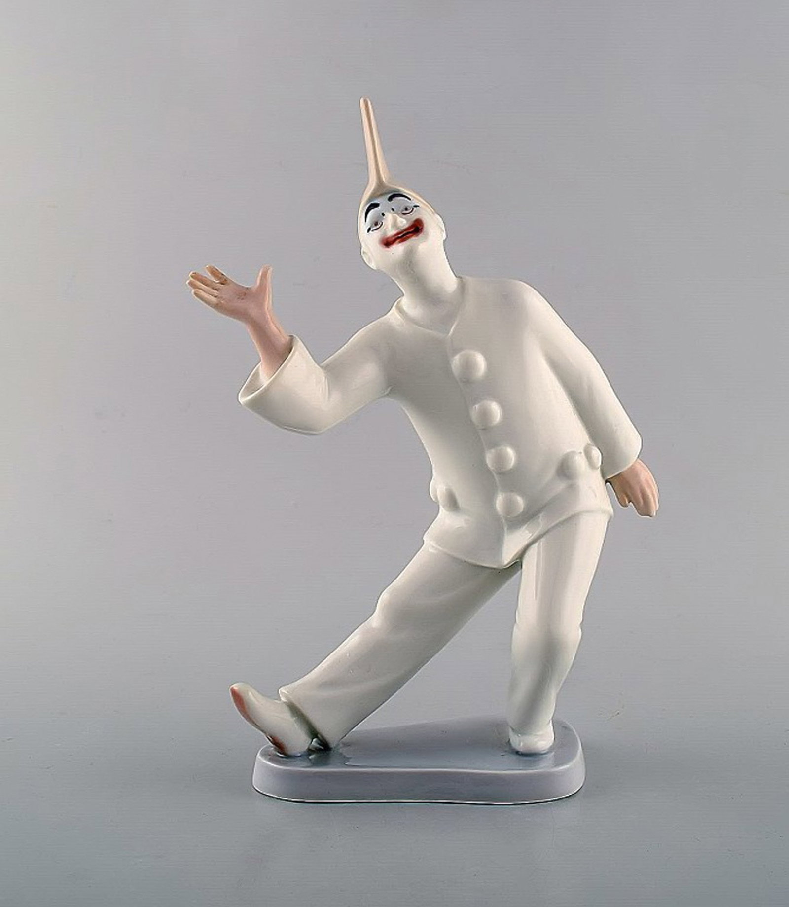 Bing & Grondahl porcelain figurine. Pierrot. Model Number: 2353.: Title: Bing & Grondahl porcelain figurine. Pierrot. Model Number: 2353. Description: Bing & Grondahl porcelain figurine. Pierrot. Model Number: 2353. Measures: 22.5 x 16 cm. In very good condition. St
