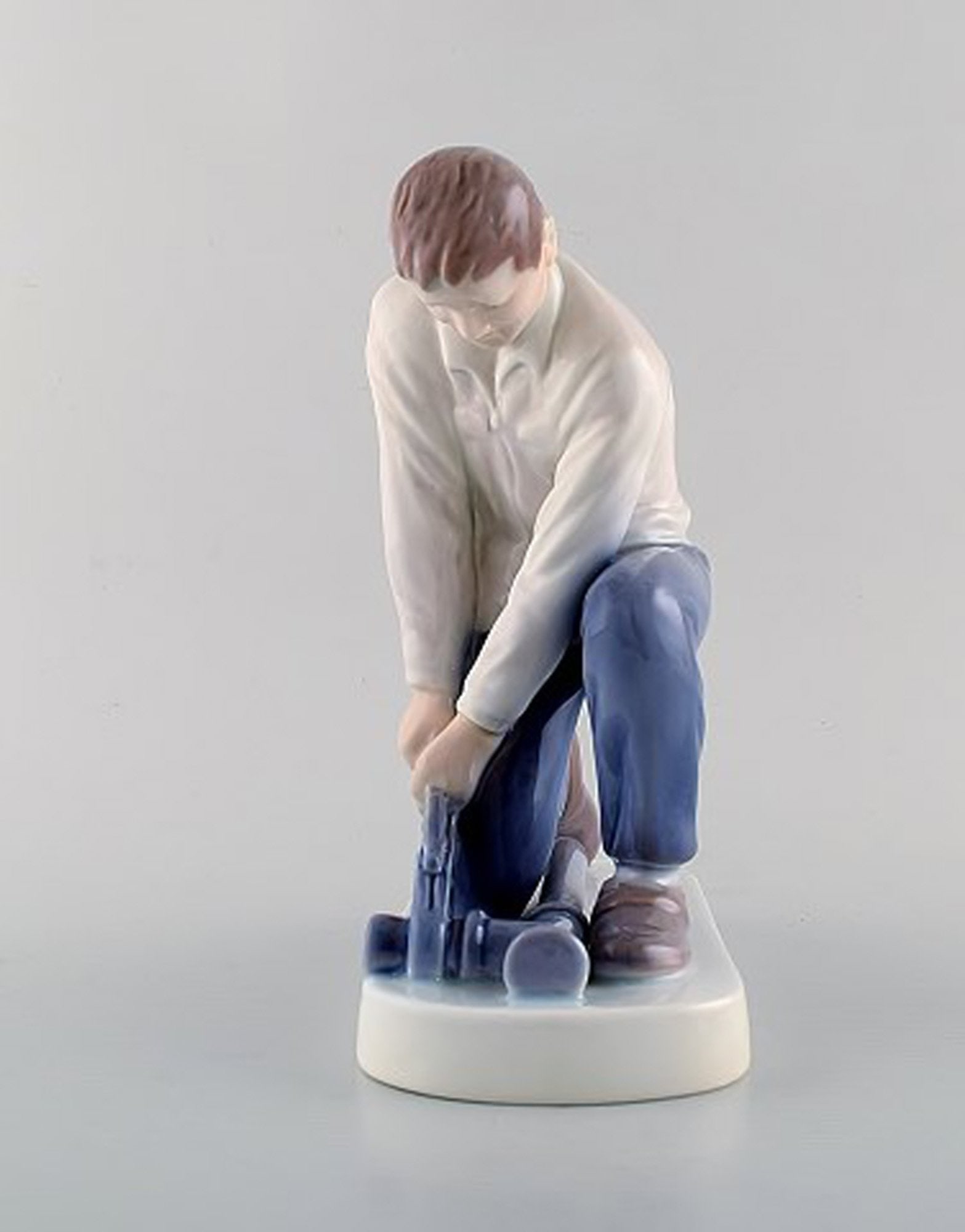 Bing & Grondahl porcelain figurine. Plumber. Model Number: 2432. Measures: 22 x 19 cm. - 3