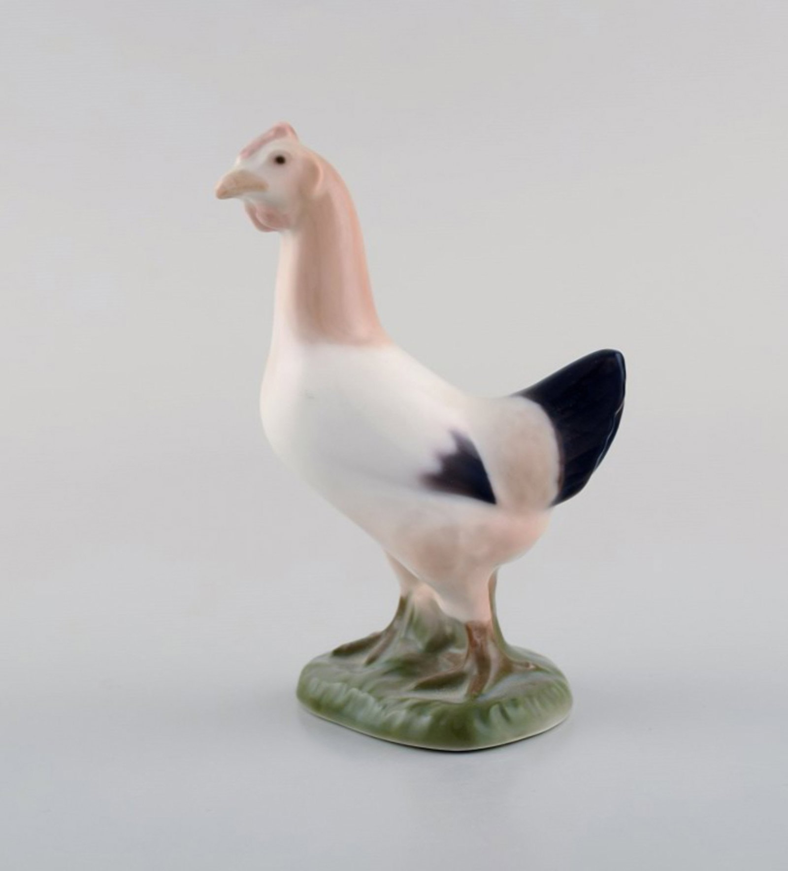 Bing & Grondahl porcelain figure. Hen. 1970's. Model Number: 2193.: Title: Bing & Grondahl porcelain figure. Hen. 1970's. Model Number: 2193. Description: Bing & Grondahl porcelain figure. Hen. 1970's. Model Number: 2193. Measures: 11 x 7 cm. In very good condition. S