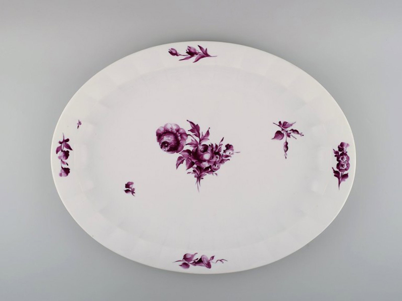 Royal Copenhagen huge "Purpur" serving plate.: Title: Royal Copenhagen huge "Purpur" serving plate. Description: Royal Copenhagen huge "Purpur" serving plate. Measures 48 x 37 cm. Number 427/8541. Year 1870-1890. In perfect condition. 1st.