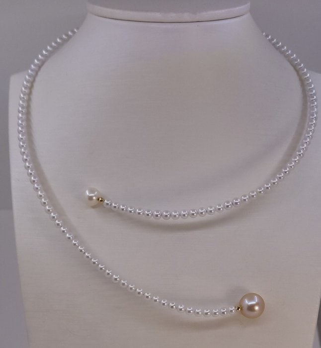 Necklace - 18 kt. Yellow gold, 11.5mm Golden South Sea Pearl - 4x8.5mm Freshwater Pearls: Title: Necklace - 18 kt. Yellow gold, 11.5mm Golden South Sea Pearl - 4x8.5mm Freshwater Pearls Description: An unique necklace containing a top quality golden South Sea pearl. Produced in the warm oc