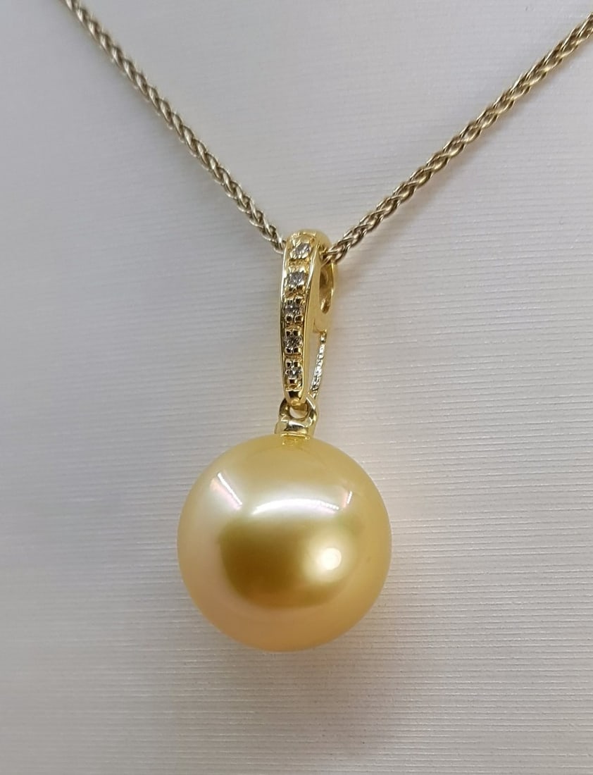 Necklace with pendant - 14 kt. Yellow gold - 0.04ct. tw. - 11x12mm South Sea Pearl: Title: Necklace with pendant - 14 kt. Yellow gold - 0.04ct. tw. - 11x12mm South Sea Pearl Description: Emerging from the warm oceans of Australia, this pearl has been selected for its huge size and de