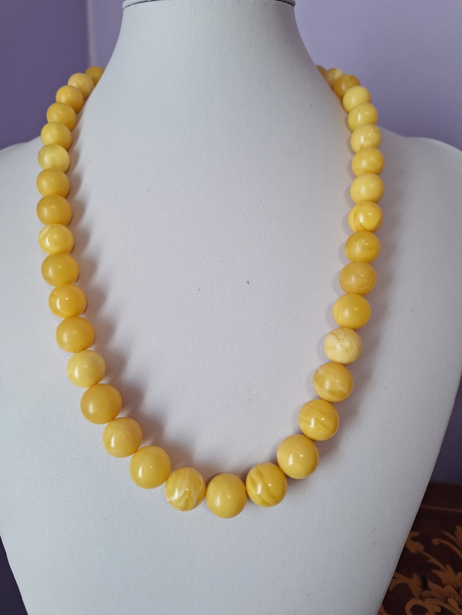 Vintage Art Deco Round Yellow Amber Necklace: Title:Vintage Art Deco Round Yellow Amber Necklace Description:Vintage Art Deco Round Yellow Amber Necklace Gemstone :Amber Weight:54 gr Size/Dimensions:L55 cm Reserve: $650.00 Shipping: Domestic: Fla