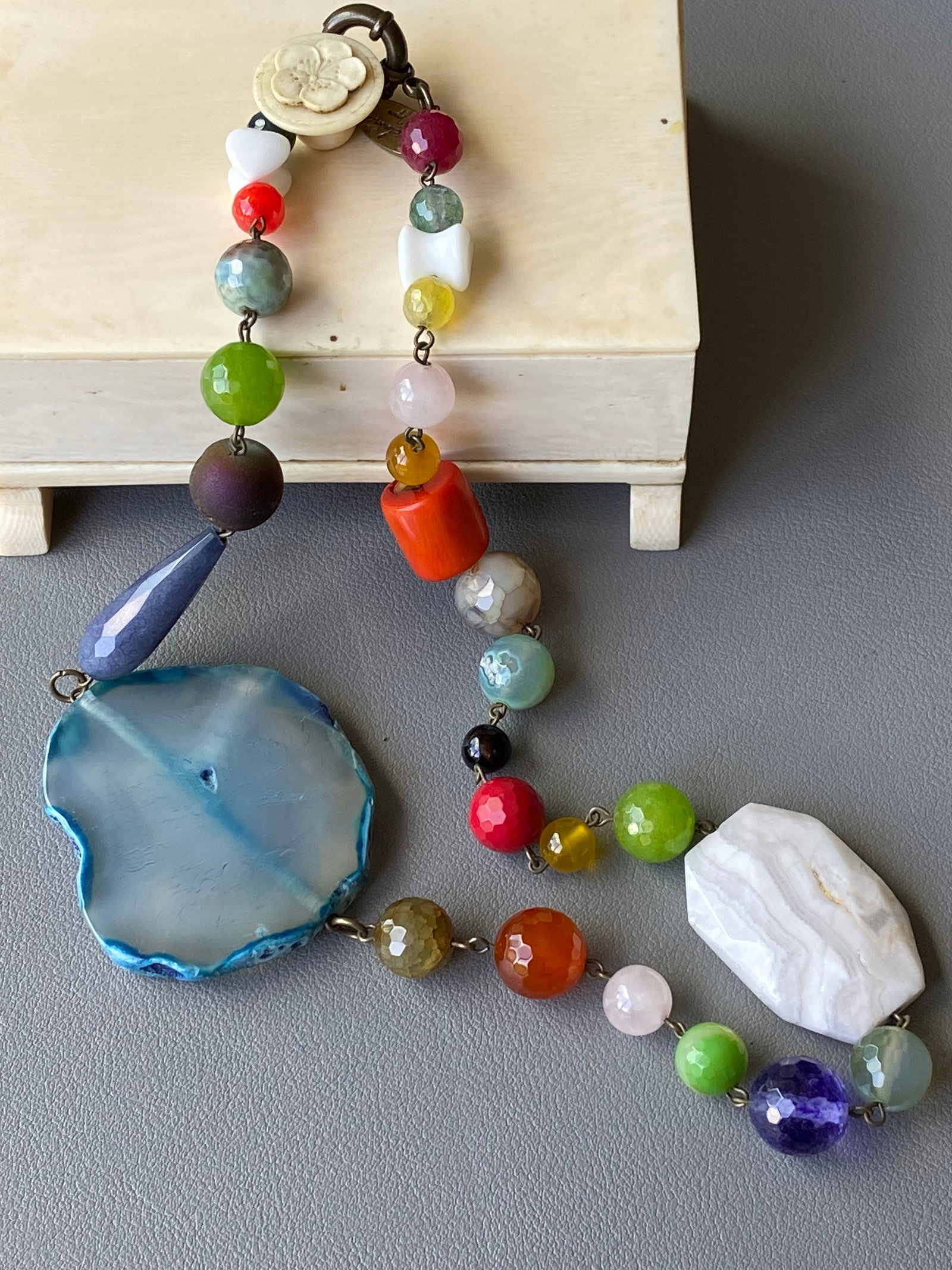 Vintage Chunky Multi-Gemstone Necklace with Large Agate Pendant: Title:Vintage Chunky Multi-Gemstone Necklace with Large Agate Pendant Description:A bold and eye-catching vintage necklace in a chunky style, composed of a rich mix of semi-precious stones including a