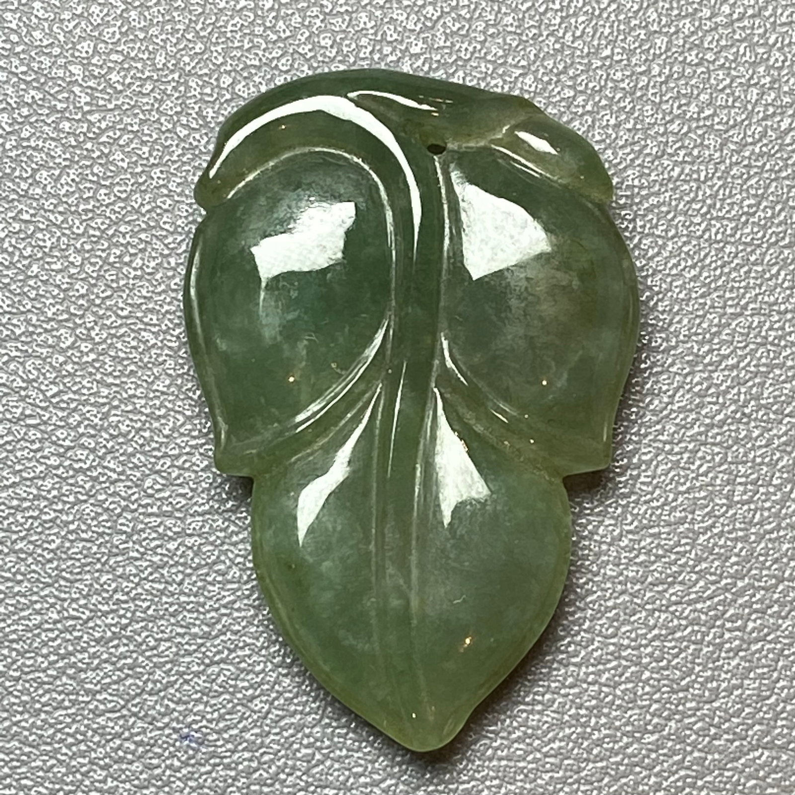 Grade A Green Icy Jadeite Jade Pendant Carved Leaf Pattern: Title:Grade A Green Icy Jadeite Jade Pendant Carved Leaf Pattern Description:Grade A Green Icy Jadeite Jade Pendant Carved Leaf Pattern An ice type green jadeite pendant delicately carved in the shape