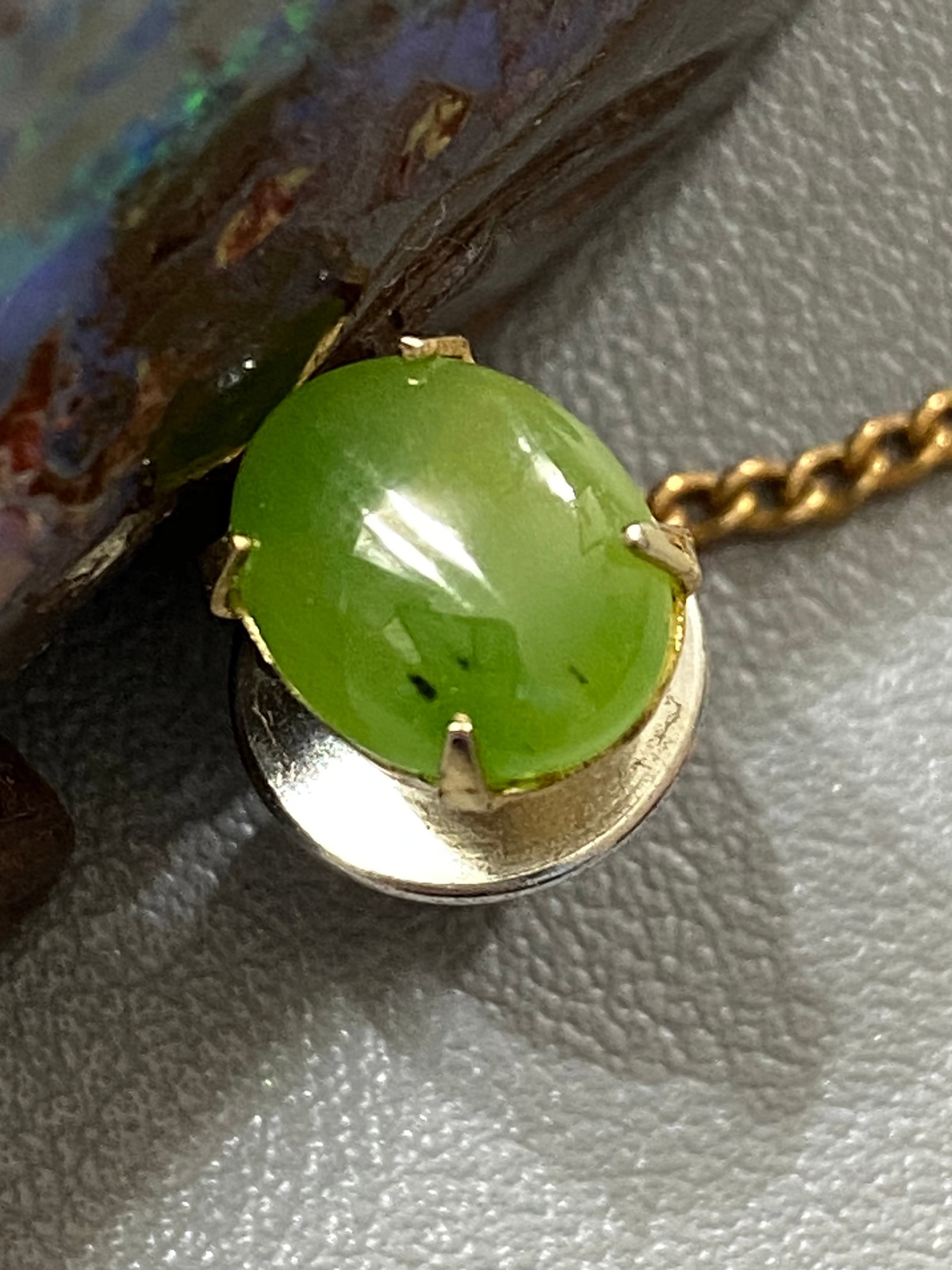 Vintage 22ct Gold Plated Tie Pin with Oval Spinach Green Nephrite Jade: Title:Vintage 22ct Gold Plated Tie Pin with Oval Spinach Green Nephrite Jade Description:A classic vintage tie pin featuring an elegant oval-shaped spinach-green nephrite jade cabochon, securely set