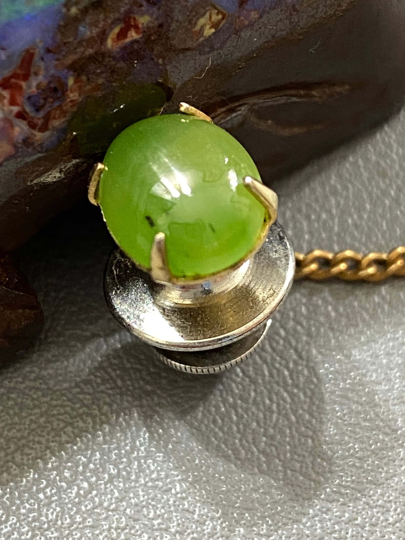 Vintage 22ct Gold Plated Tie Pin with Oval Spinach Green Nephrite Jade - 4