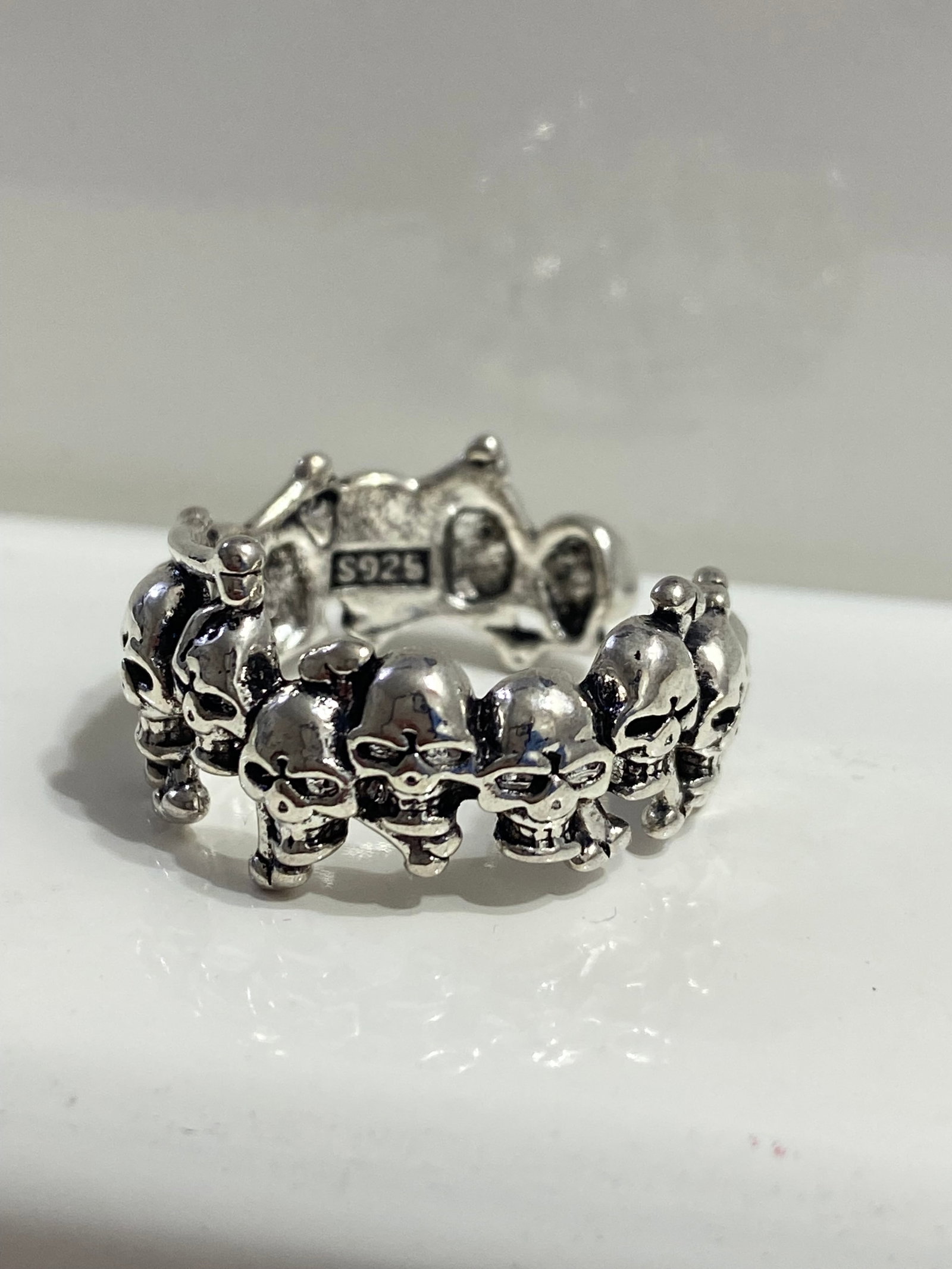 925 silver skulls Gothic ring: Title:925 silver skulls Gothic ring Description:Make a bold statement with this 925 Sterling Silver Gothic Skull Ring. Expertly crafted from high-quality sterling silver, this unisex ring features a