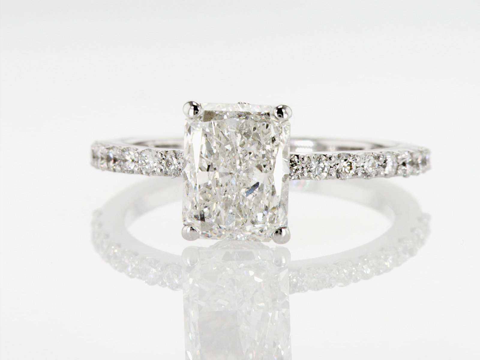 2.35cttw Natural Diamond & Natural Diamond Ring 14K White Gold 2.79 gr: Title:2.35cttw Natural Diamond & Natural Diamond Ring 14K White Gold 2.79 gr Description:Category: Ring | -- Gold -- | Type: 14K | Gr: 2.79 gr | Color: White | -- Center Stone -- | Stone: Diamond | Ty