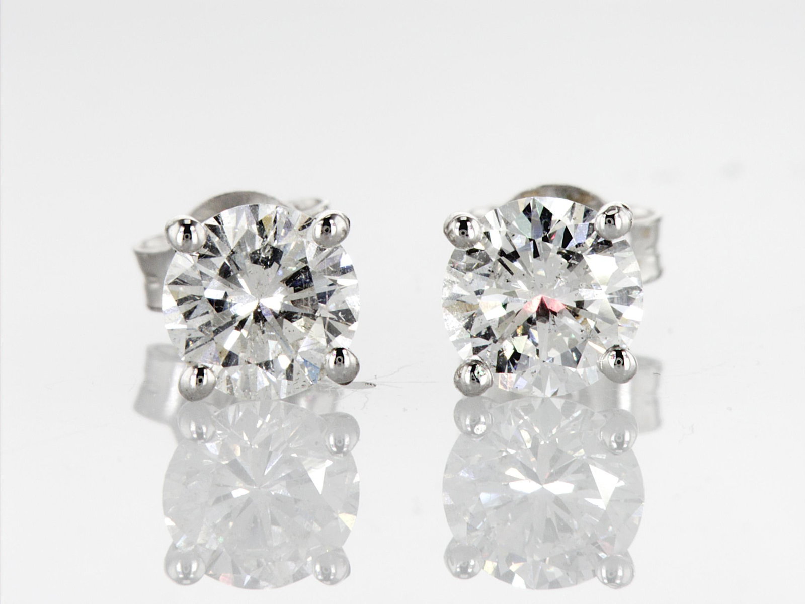 2.13cttw Natural Diamond Earrings 14K White Gold 1.15 gr: Title:2.13cttw Natural Diamond Earrings 14K White Gold 1.15 gr Description:Category: Earrings | -- Gold -- | Type: 14K | Gr: 1.15 gr | Color: White | -- Center Stone -- | Stone: Diamond | Type: Natura