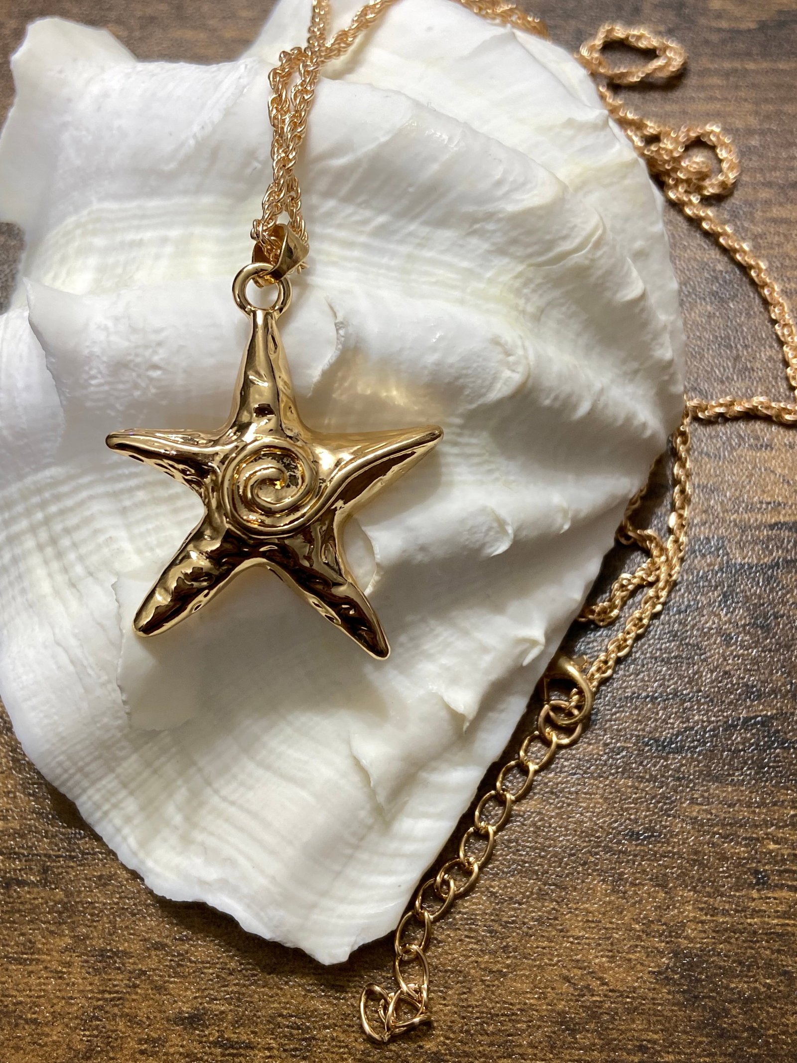 Gold-Plated Starfish Pendant Necklace: Title:Gold-Plated Starfish Pendant Necklace Description:Add a touch of coastal charm to any outfit with this gold-plated starfish pendant necklace. The detailed 4cm starfish pendant hangs from a 54cm