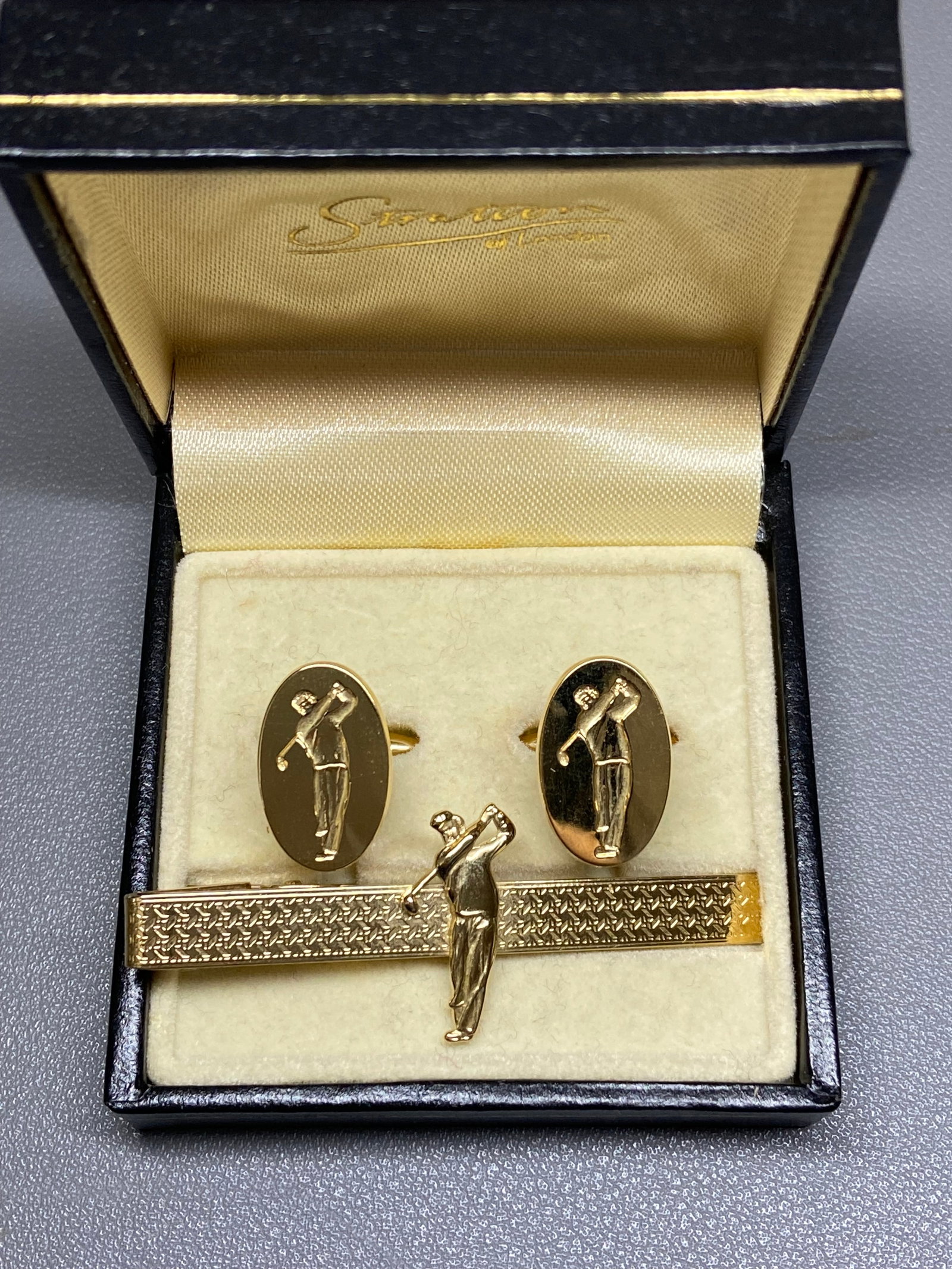 Vintage Stratton of London 22ct Gold-Plated Cufflinks and Tie Clip Set in Original Presentation Box: Title:Vintage Stratton of London 22ct Gold-Plated Cufflinks and Tie Clip Set in Original Presentation Box Description:Vintage Stratton of London 22ct Gold-Plated Cufflinks and Tie Clip Set in Original