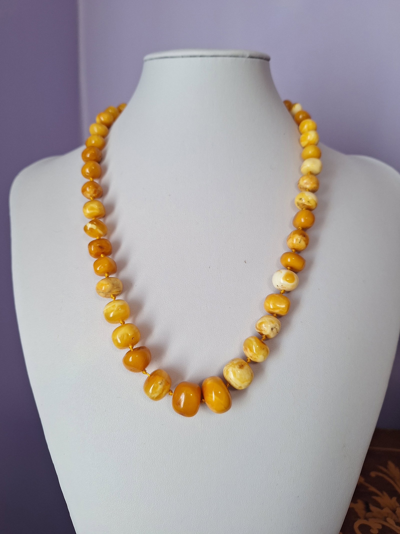 Antique Art Deco Vintage Yellow Amber Necklace: Title:Antique Art Deco Vintage Yellow Amber Necklace Description:Antique Art Deco Vintage Yellow Amber Necklace Gemstone :Old Amber Weight:34 gr Size/Dimensions:L52 cm Reserve: $300.00 Shipping: Domes