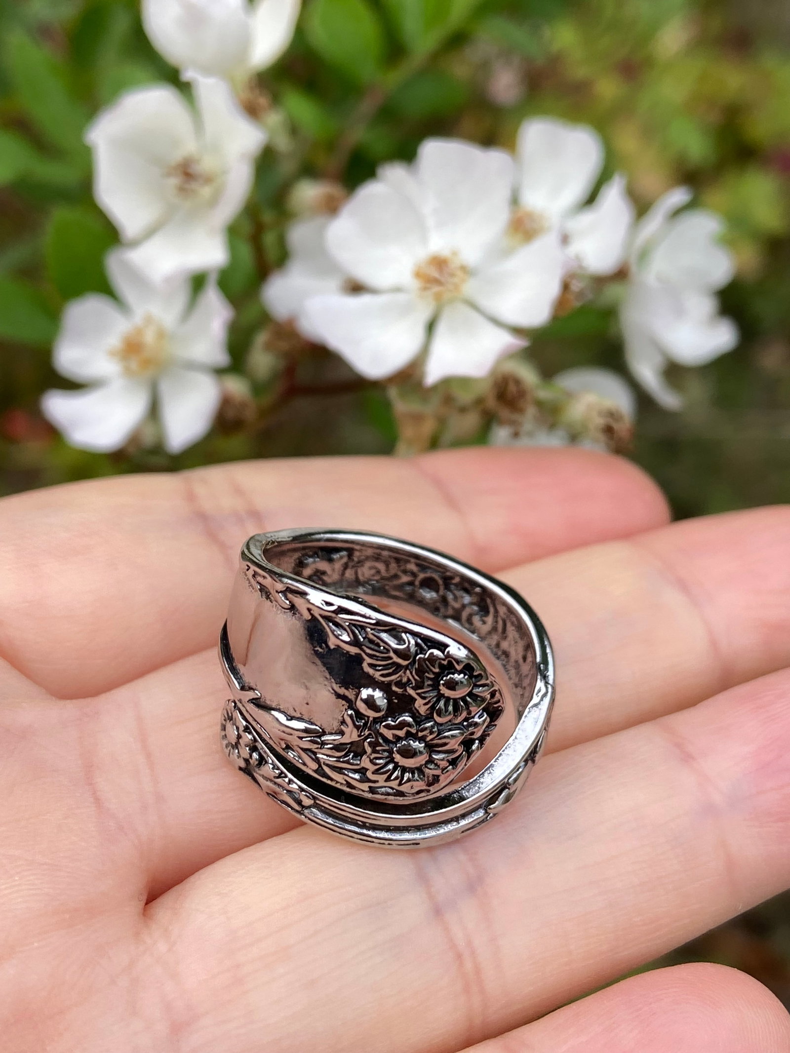 Retro daisy flower spoon ring: Title:Retro daisy flower spoon ring Description:Retro daisy flower spoon ring Date/Period:Contemporary (21st Century) Materials:Material: titanium steel Dimensions:size US 9, open band slightly
