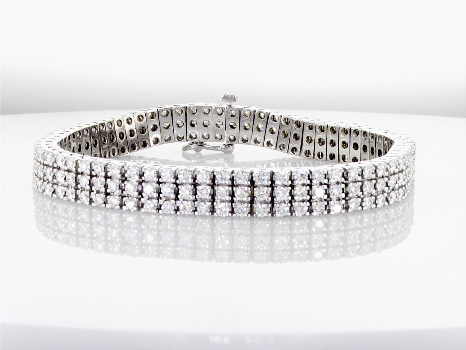 5.66cttw Bracelet 14K White Gold 28.13 gr: Title:5.66cttw Bracelet 14K White Gold 28.13 gr Description:Category: Bracelet | -- Gold -- | Type: 14K | Gr: 28.13 gr | Color: White | -- Center Stone -- | Qt: 201 | Ct: 5.66 ct | Shape: Round |