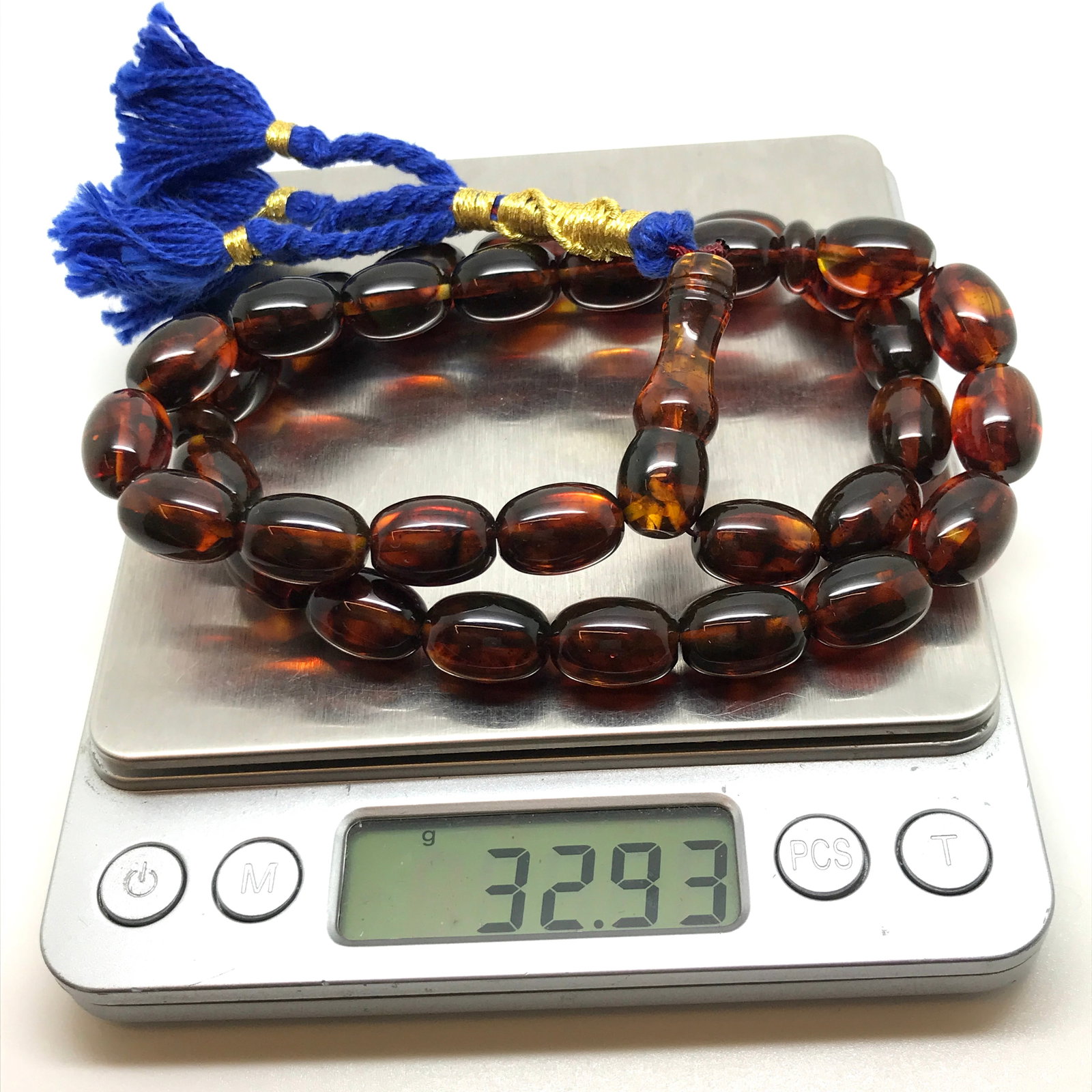Remarkable Amber Tesbih made from Oval shaped Amber beads: Title: Remarkable Amber Tesbih made from Oval shaped Amber beads Metal: None Gemstone: Amber Weight: 32.9 g Size: Bead size: 14.0 x 10.0 mm Bead size: 0.551 x 0.394 inches Made of: (Reconstituted Ambe