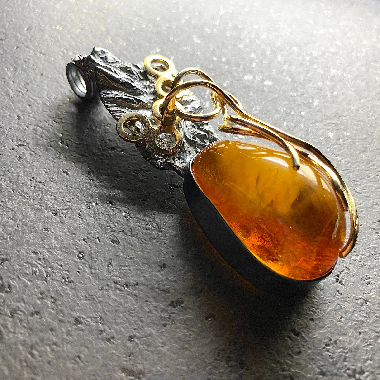 Exquisite Vintage Amber Pendant shaped like a Drop - 4