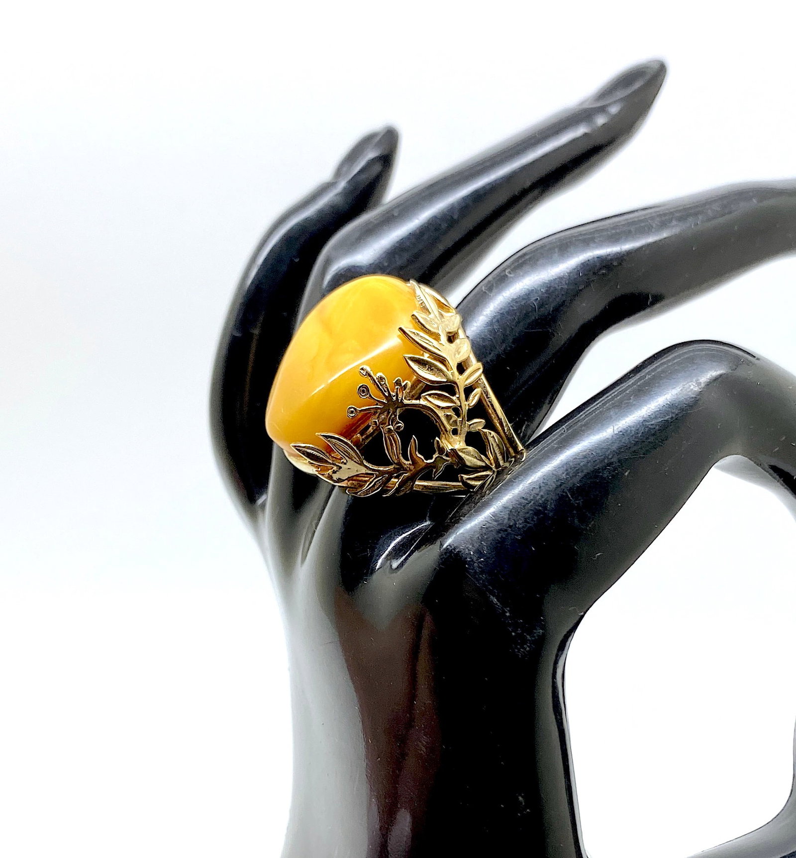 Unique and Amazing Amber Ring with Garnets: Title: Unique and Amazing Amber Ring with Garnets Metal: 925 Silver-Gold Plated Gemstone: Amber Weight: 10.0 g Size: Inner diameter: AdjustableSize: 24.0 x 21.0 x 30.0 mm Size: 0.945 x 0.827 x 1.181 i