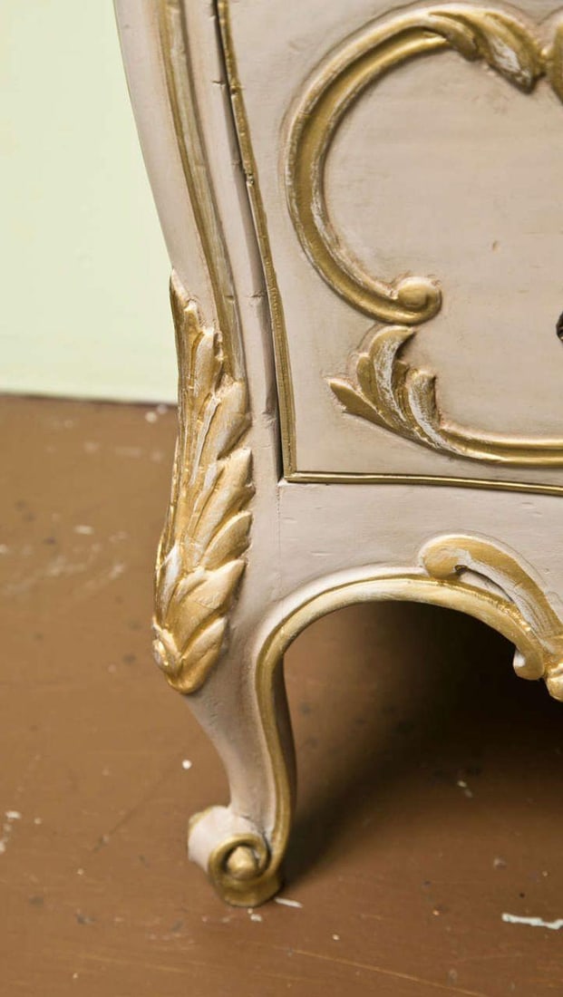 French Bombe Commode Creme Peinte And Parcel Gilt - 4