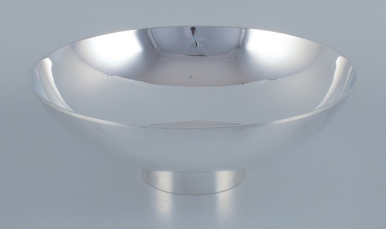 Soren Georg Jensen for Georg Jensen, large and impressive bowl in sterling silver. (1 of 5)