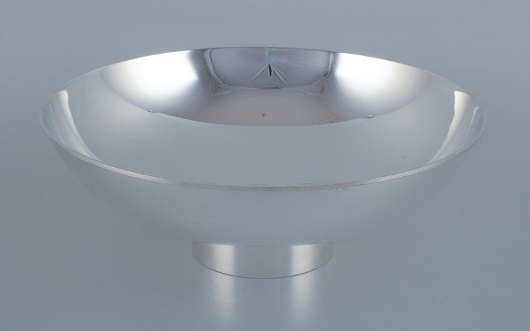 Soren Georg Jensen for Georg Jensen, large and impressive bowl in sterling silver. (1 of 4)