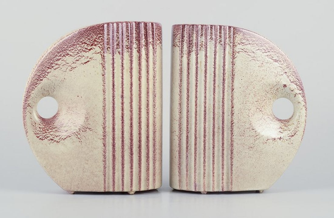 French ceramicist. A pair of Art Deco jug-shaped vases with handles. Mid 20th century. - 3