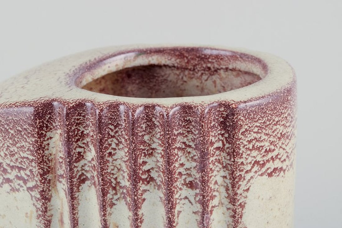 French ceramicist. A pair of Art Deco jug-shaped vases with handles. Mid 20th century. - 6