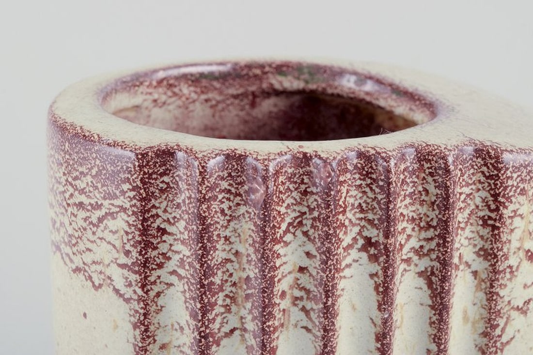 French ceramicist. A pair of Art Deco jug-shaped vases with handles. Mid 20th century. - 7