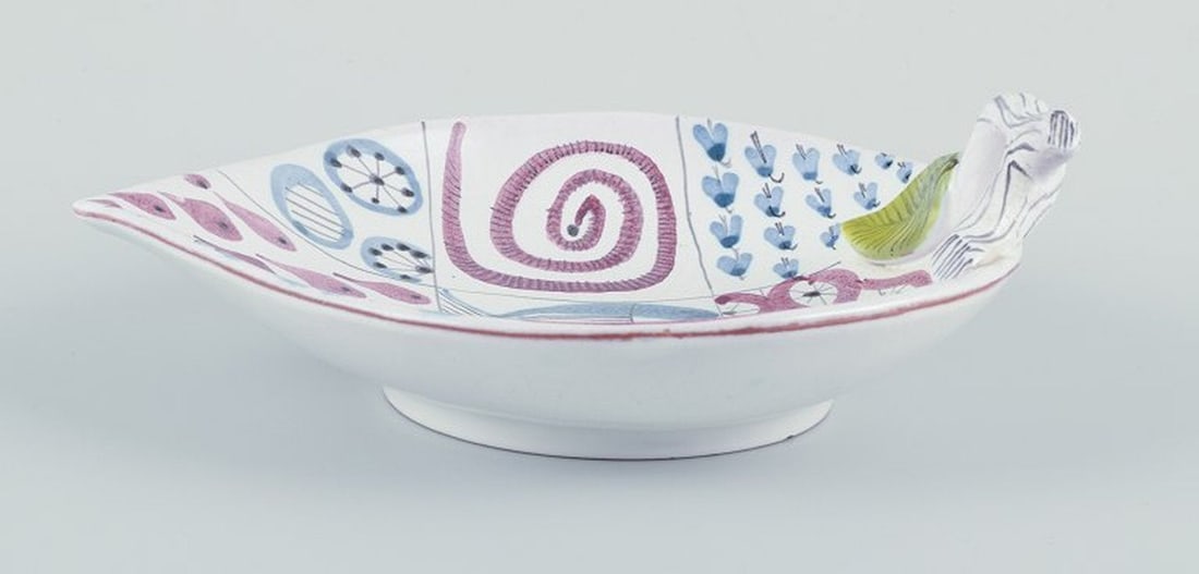 Stig Lindberg for Gustavsberg Studio Hand, Sweden. Bowl with leaf-shaped handle in earthenware. - 5