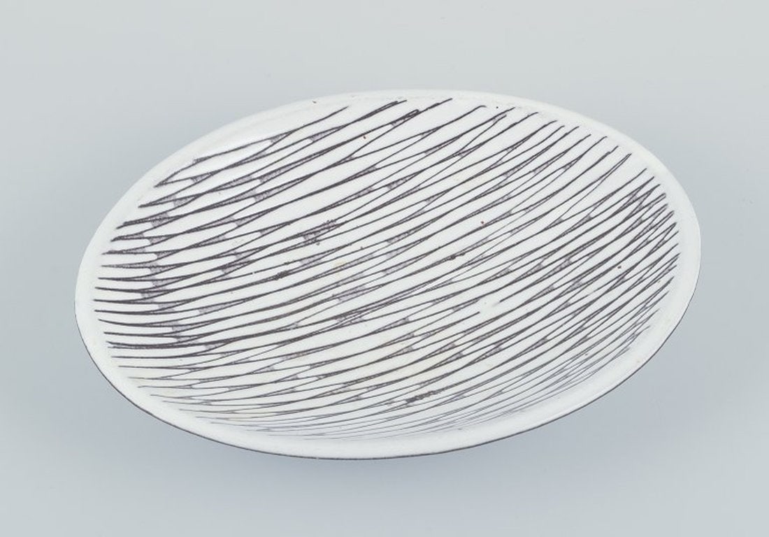 Mari Simmulson for Upsala Ekeby, Sweden. Low ceramic bowl. Circa 1960. - 2