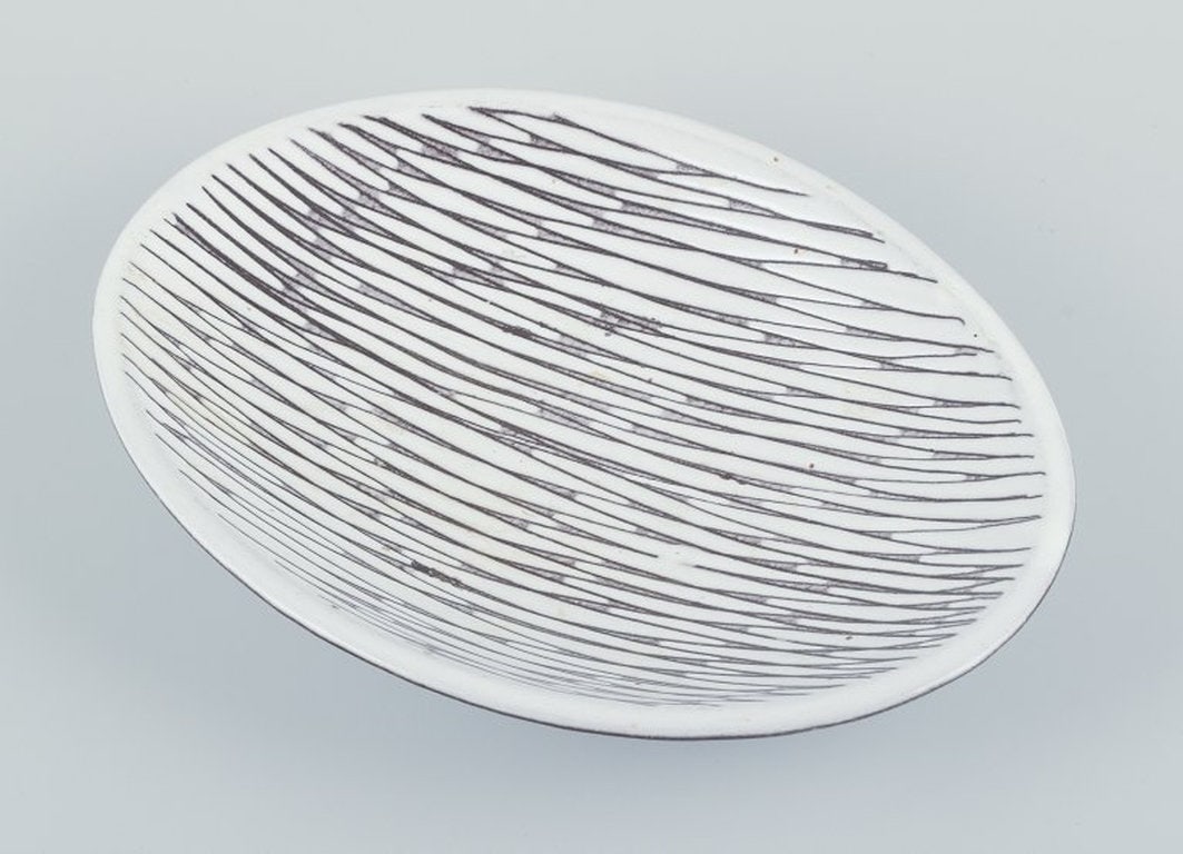 Mari Simmulson for Upsala Ekeby, Sweden. Low ceramic bowl. Circa 1960. - 3