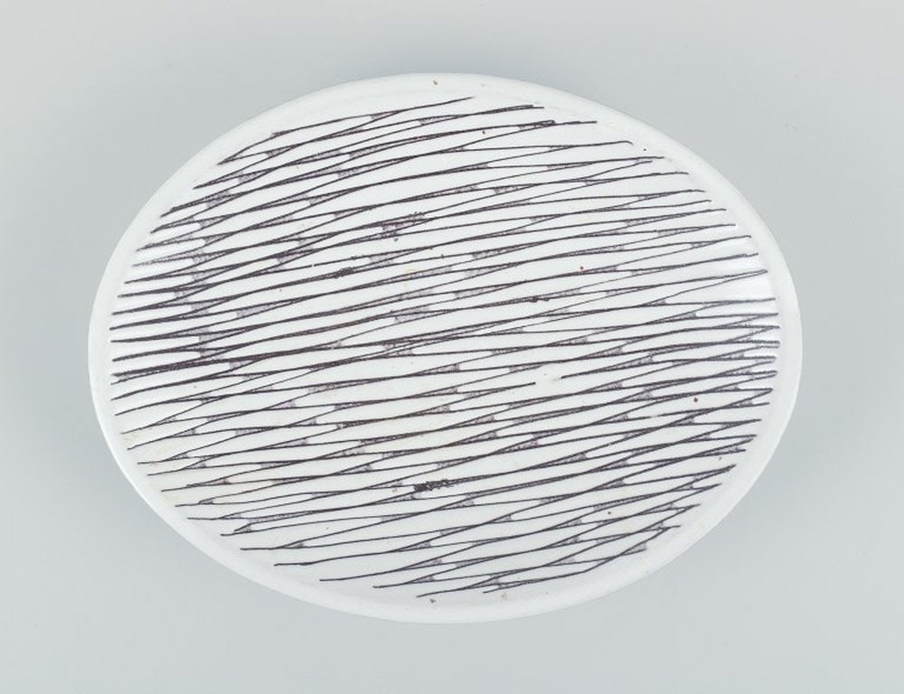 Mari Simmulson for Upsala Ekeby, Sweden. Low ceramic bowl. Circa 1960. - 5