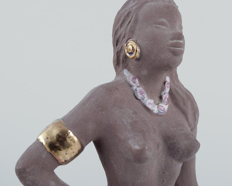 Bengt Wall, Sweden. Bali girl in raw and glazed ceramic with gold decoration. 1950s. - 5