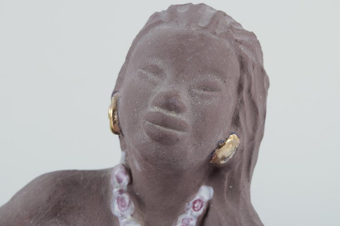 Bengt Wall, Sweden. Bali girl in raw and glazed ceramic with gold decoration. 1950s. - 6