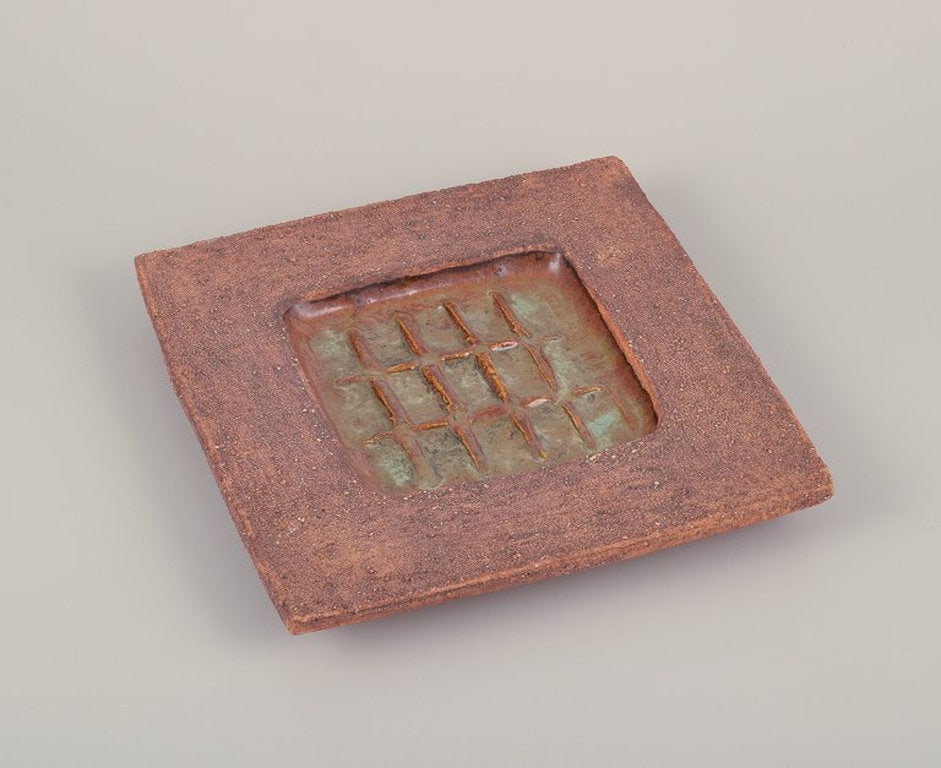 Curt Magnus Addin, Swedish ceramist. Own studio. Square unique ceramic dish in a modernist style.: Curt Magnus Addin (1931-2007), Swedish ceramist. Own studio. Square unique ceramic dish in a modernist style. Chamotte clay. 1970s. Stamped and signed. In perfect condition. Dimensions: D 26.0 cm x H