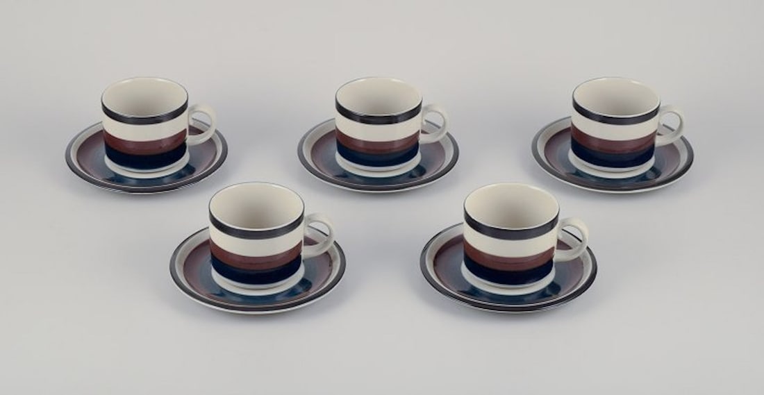Anja Jaatinen-Winquist for Arabia, Finland. A set of five 'Kaira' stoneware teacups and saucers.: Anja Jaatinen-Winquist for Arabia, Finland. A set of five "Kaira" teacups and saucers. Stoneware. 1970s. Model 44. Marked. In perfect condition. Cup: D 8.5 cm. without handle x H 7.0 cm. Saucer: D 16.