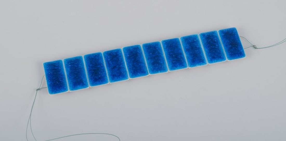 Ole Bjorn Kruger, Danish sculptor and ceramicist. Unique stoneware bracelet in blue shades. - 3