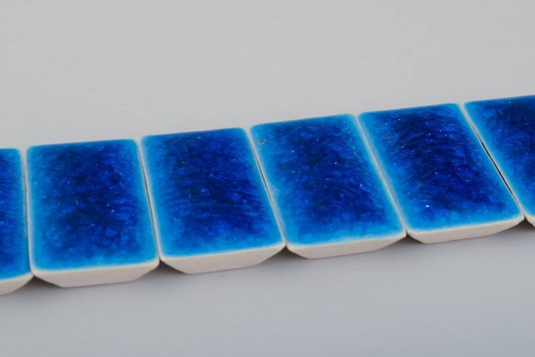 Ole Bjorn Kruger, Danish sculptor and ceramicist. Unique stoneware bracelet in blue shades. - 4